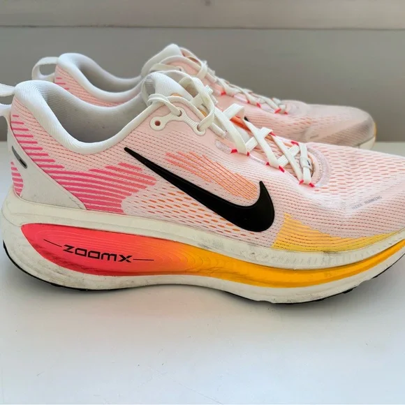 Nike Women's Vomero 18 Athletic Shoes - Picture 3 of 6